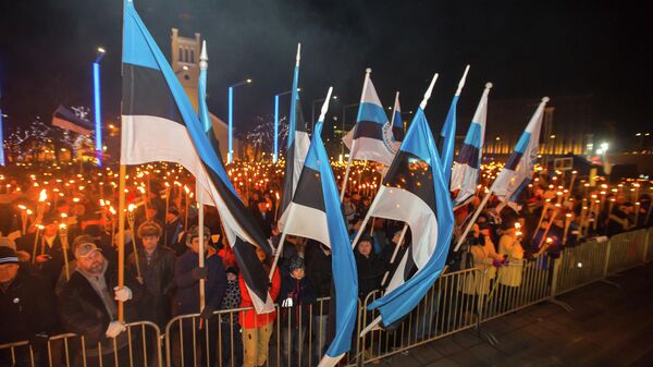 Люди на площади Свободы во время факельного шествия, организованного Консервативной народной партией (EKRE) в Таллине
