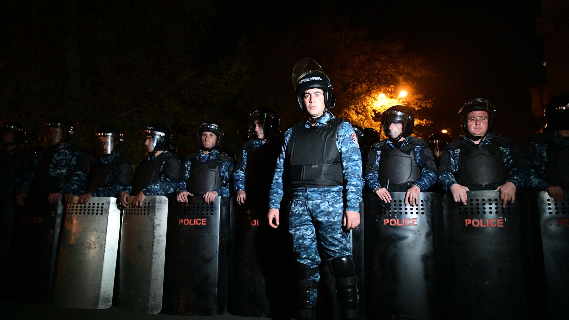 Сотрудники правоохранительных органов во время митинга оппозиции в Ереване - РИА Новости, 1920, 12.11.2020