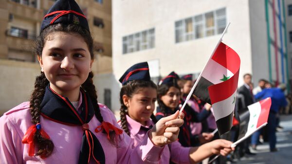 Дети в средней школе в районе Барза на северо-востоке Дамаска в Сирии