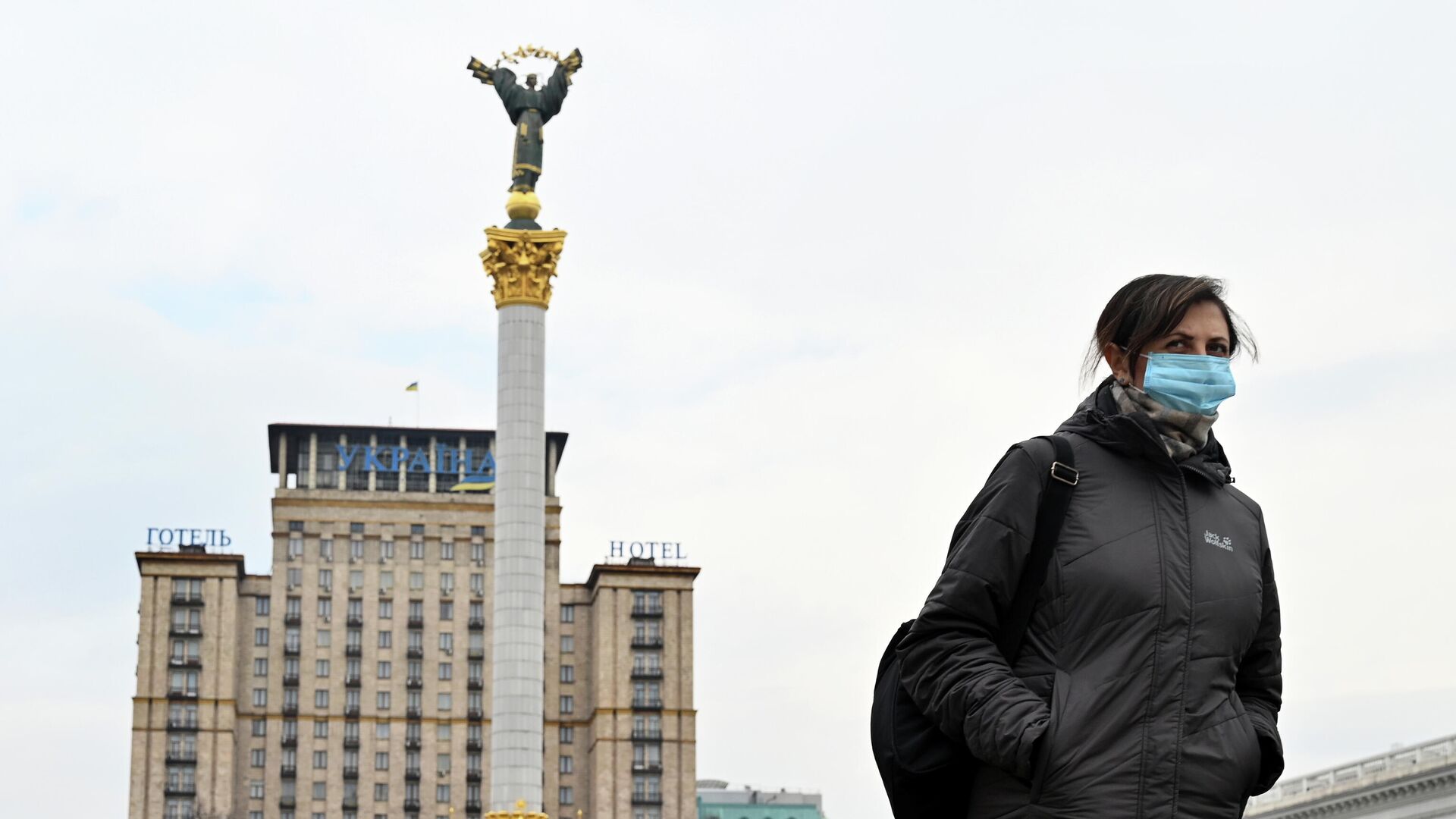 Женщина на площади Независимости в Киеве - РИА Новости, 1920, 13.11.2020