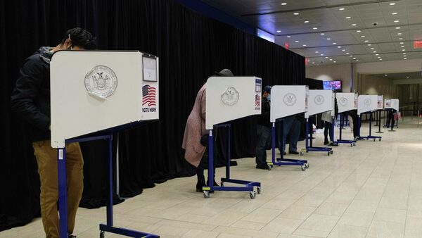 Избиратели во время досрочного голосования на выборах президента США