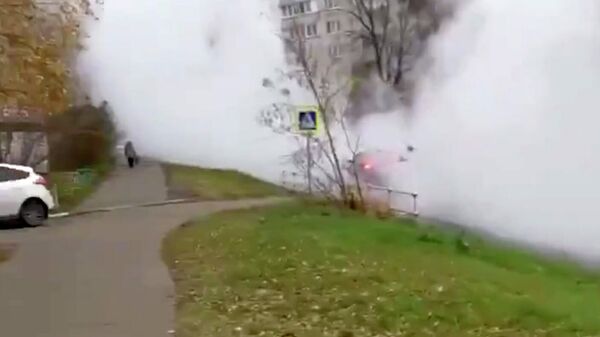 Прорыв трубы с горячей водой в городе Дзержинский Московской области. Кадр видео