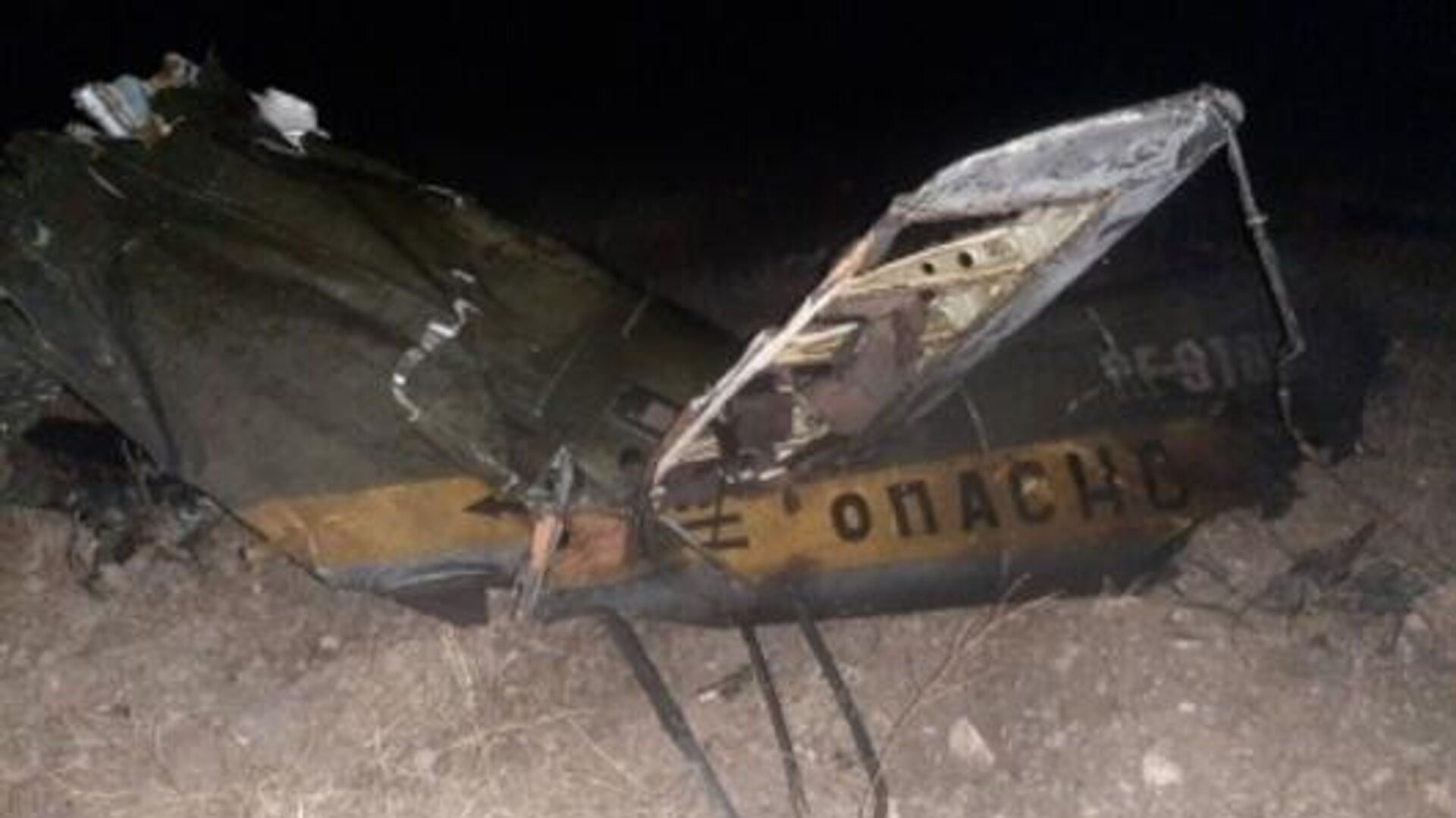 Обломки российского вертолета Ми-24, сбитого в воздушном пространстве над территорией Армении вне зоны боевых действий - РИА Новости, 1920, 13.11.2020