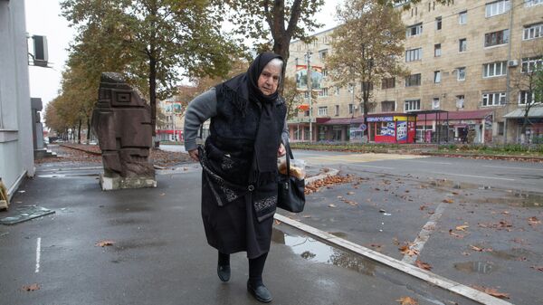 Женщина на улице Степанакерта