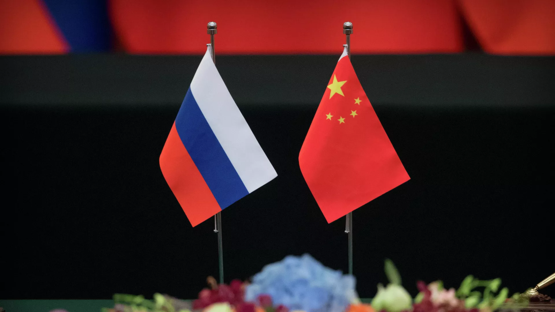 Государственные флаги России и Китая на столе в Доме народных собраний в Пекине - РИА Новости, 1920, 20.05.2022