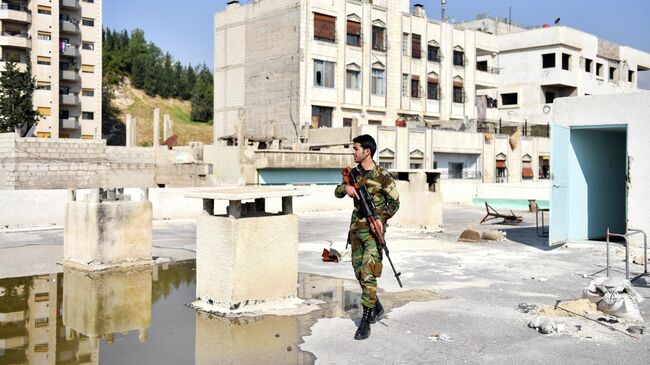  Военнослужащий на одной из улиц города Дамаска