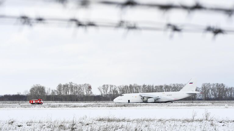 Самолет Ан-124 произвел вынужденную посадку из-за проблем с двигателем в новосибирском международном аэропорту Толмачево