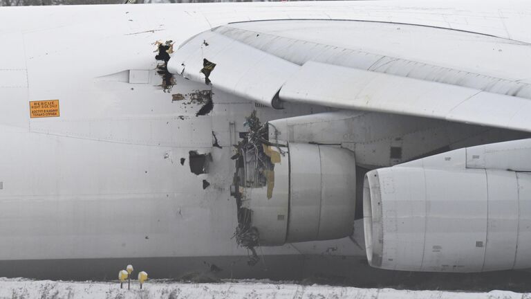 Самолет Ан-124 произвел вынужденную посадку из-за проблем с двигателем в новосибирском международном аэропорту Толмачево