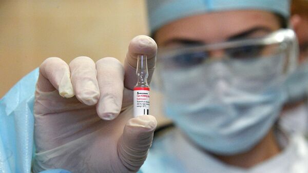 Медицинский работник минской городской поликлиники № 28 проводит вакцинацию добровольцев от COVID-19 российским препаратом Спутник V