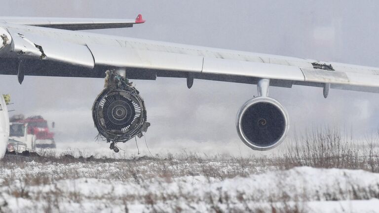 Самолет Ан-124 авиакомпании Волга-Днепр произвел вынужденную посадку из-за проблем с двигателем в новосибирском международном аэропорту Толмачево