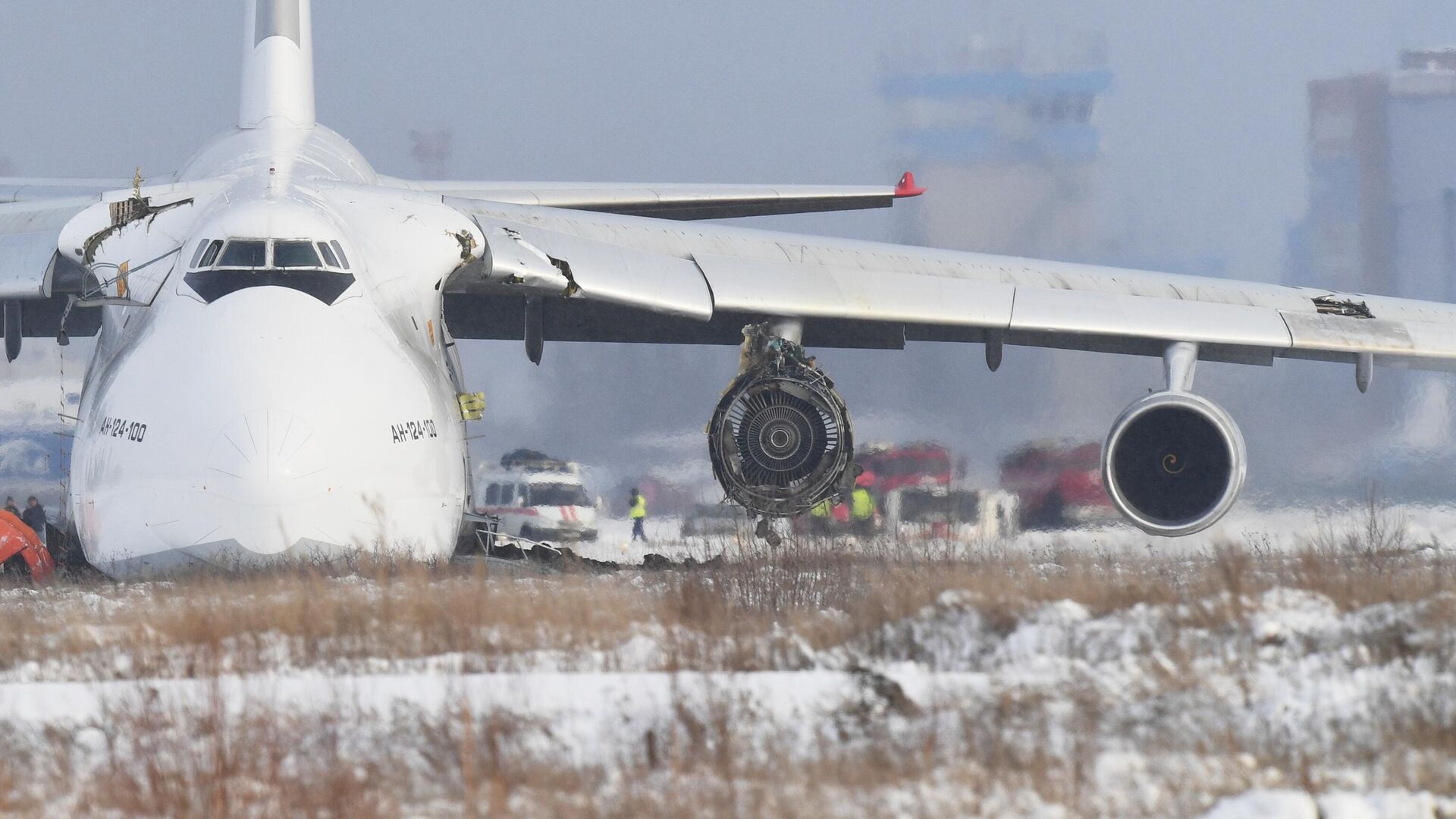 Самолет Ан-124 авиакомпании Волга-Днепр произвел вынужденную посадку из-за проблем с двигателем в новосибирском международном аэропорту Толмачево - РИА Новости, 1920, 13.11.2020