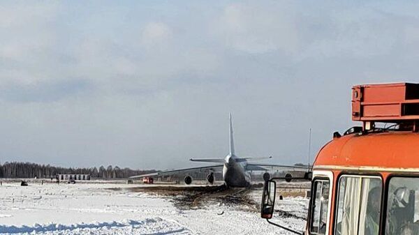Кадры аварийной посадки самолета Ан-124 в Новосибирске