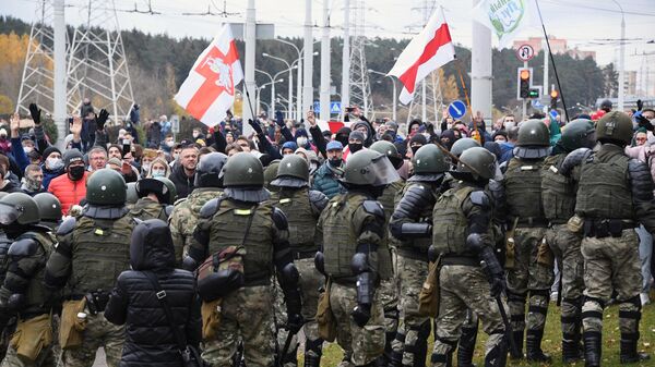 Сотрудники правоохранительных органов и участники несанкционированной акции Дзяды в Минске