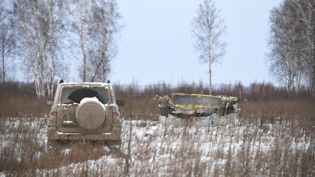 Часть разрушенного двигателя самолета Ан-124 авиакомпании Волга-Днепр в поле неподалеку от новосибирского международного аэропорта Толмачево