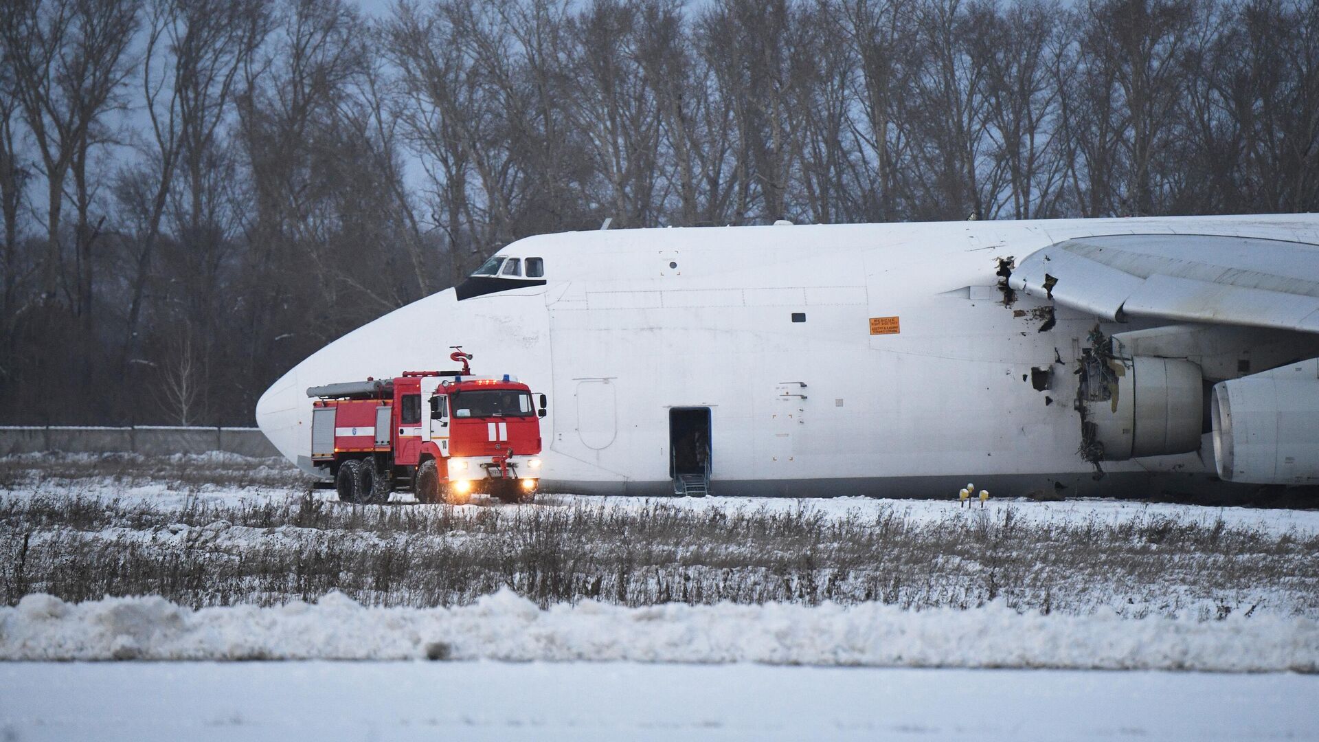 Самолет Ан-124 авиакомпании Волга-Днепр произвел вынужденную посадку из-за проблем с двигателем в новосибирском международном аэропорту Толмачево - РИА Новости, 1920, 13.11.2020