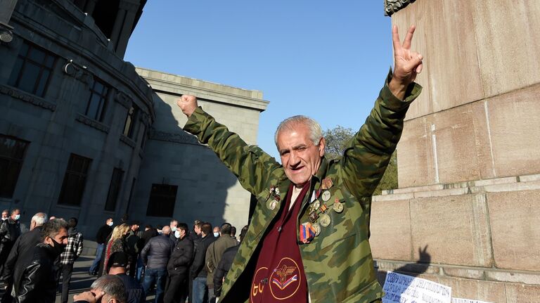 Участник митинга оппозиции на площади Свободы в Ереване