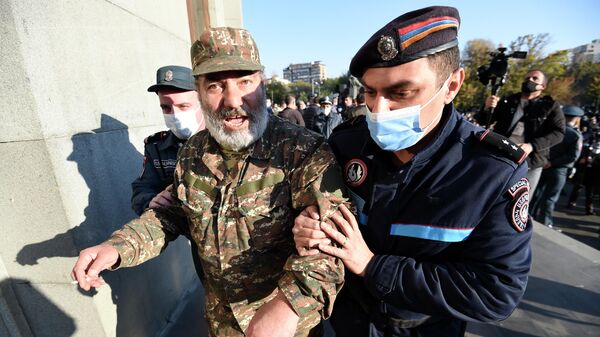 Задержание участника акции протеста на площади Свободы в Ереване