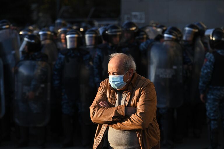 Мужчина на митинге оппозиции в Ереване