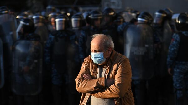Мужчина на митинге оппозиции в Ереване