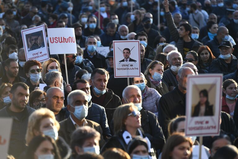 Участники митинга оппозиции в Ереване