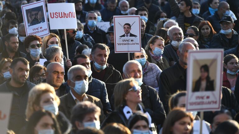 Участники митинга оппозиции в Ереване