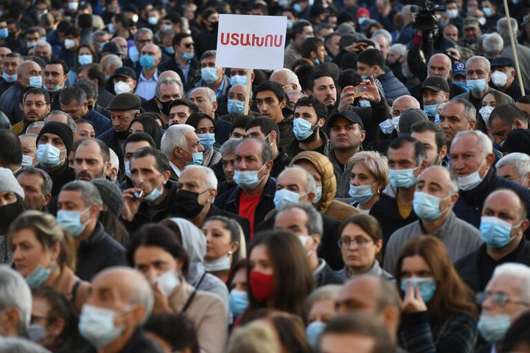 Участники митинга оппозиции в Ереване