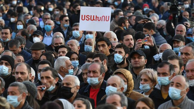 Участники митинга оппозиции в Ереване