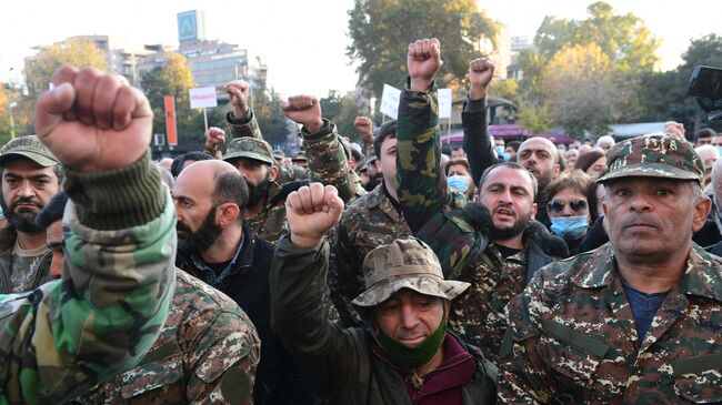 Участники митинга оппозиции в Ереване