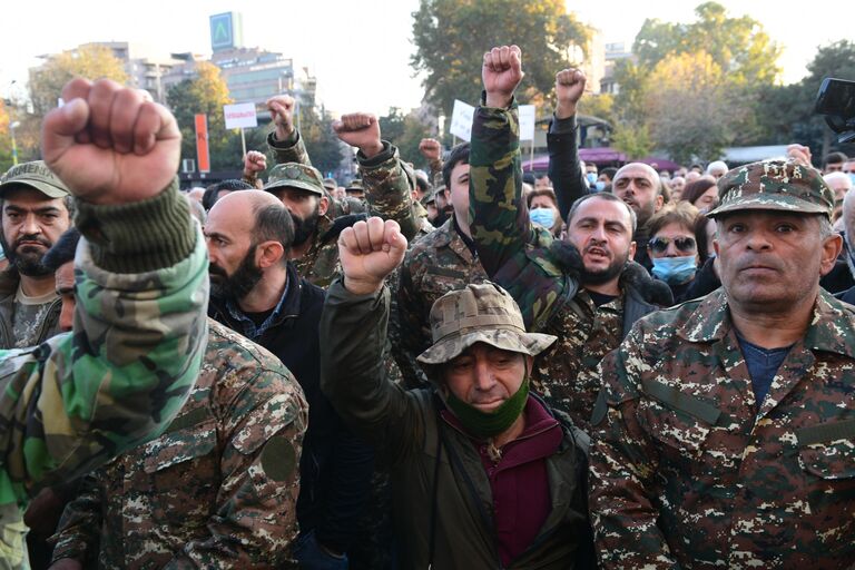 Участники митинга оппозиции в Ереване