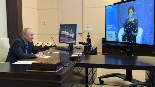 Президент РФ Владимир Путин в режиме видеоконференции принимает участие в пленарном заседании форума Сильные идеи для нового времени