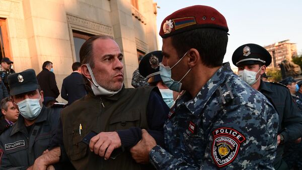 Полицейские задерживают участника митинга оппозиции в Ереване