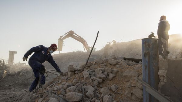 Сотрудники МЧС РФ на месте разбора завалов после взрыва в Бейруте