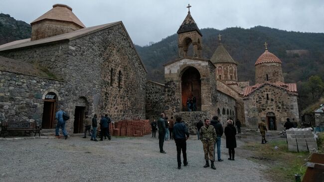 Люди у монастыря Дадиванк в Карвачарском районе Карабаха