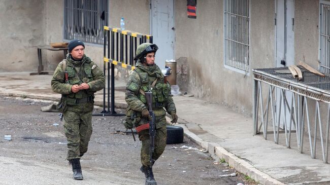 Российские военнослужащие из состава миротворческих сил в городе Лачин