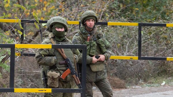 Российские военнослужащие из состава миротворческих сил в городе Лачин