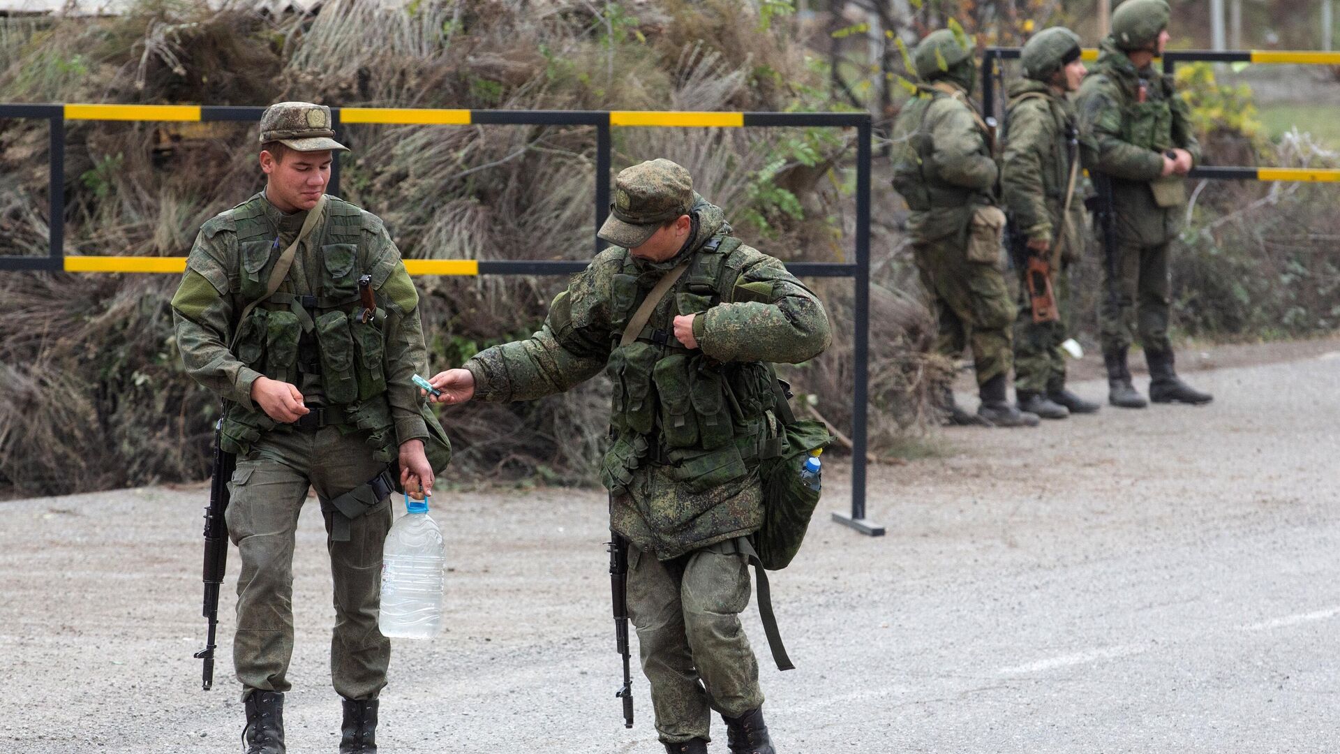 Российские военнослужащие из состава миротворческих сил в городе Лачин - РИА Новости, 1920, 13.11.2020