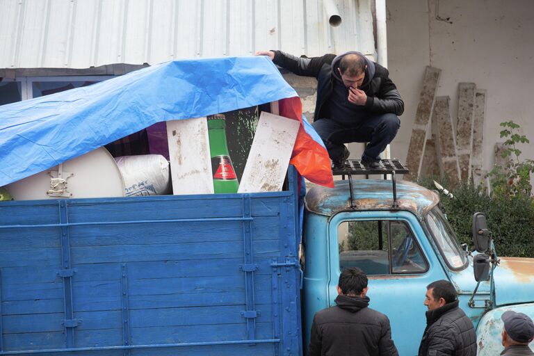 Жители покидают город Лачин