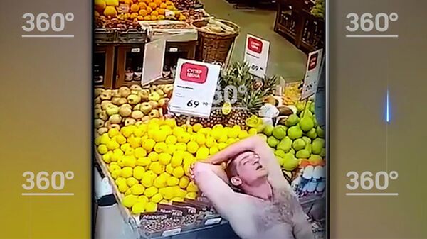 Кадр записи камеры видеонаблюдения с обнаженным мужчиной в супермаркете в Москве