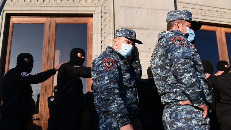 Полицейские на митинге оппозиции в Ереване