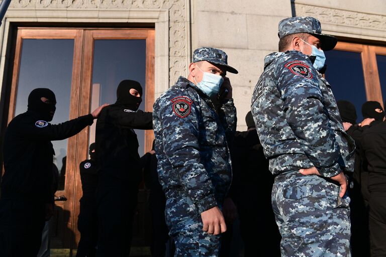 Полицейские на митинге оппозиции в Ереване