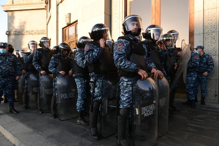 Полицейские на митинге оппозиции в Ереване