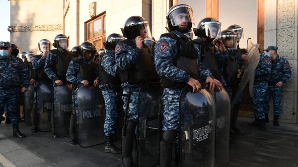 Полицейские на митинге оппозиции в Ереване