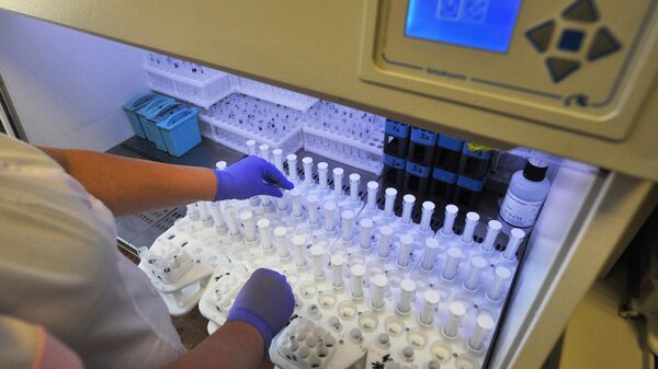 Фельдшер-лаборант работает на цитологическом процессоре для ранней диагностики рака шейки матки