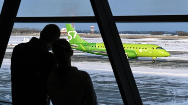 Пассажиры в международном аэропорту Толмачёво в Новосибирске