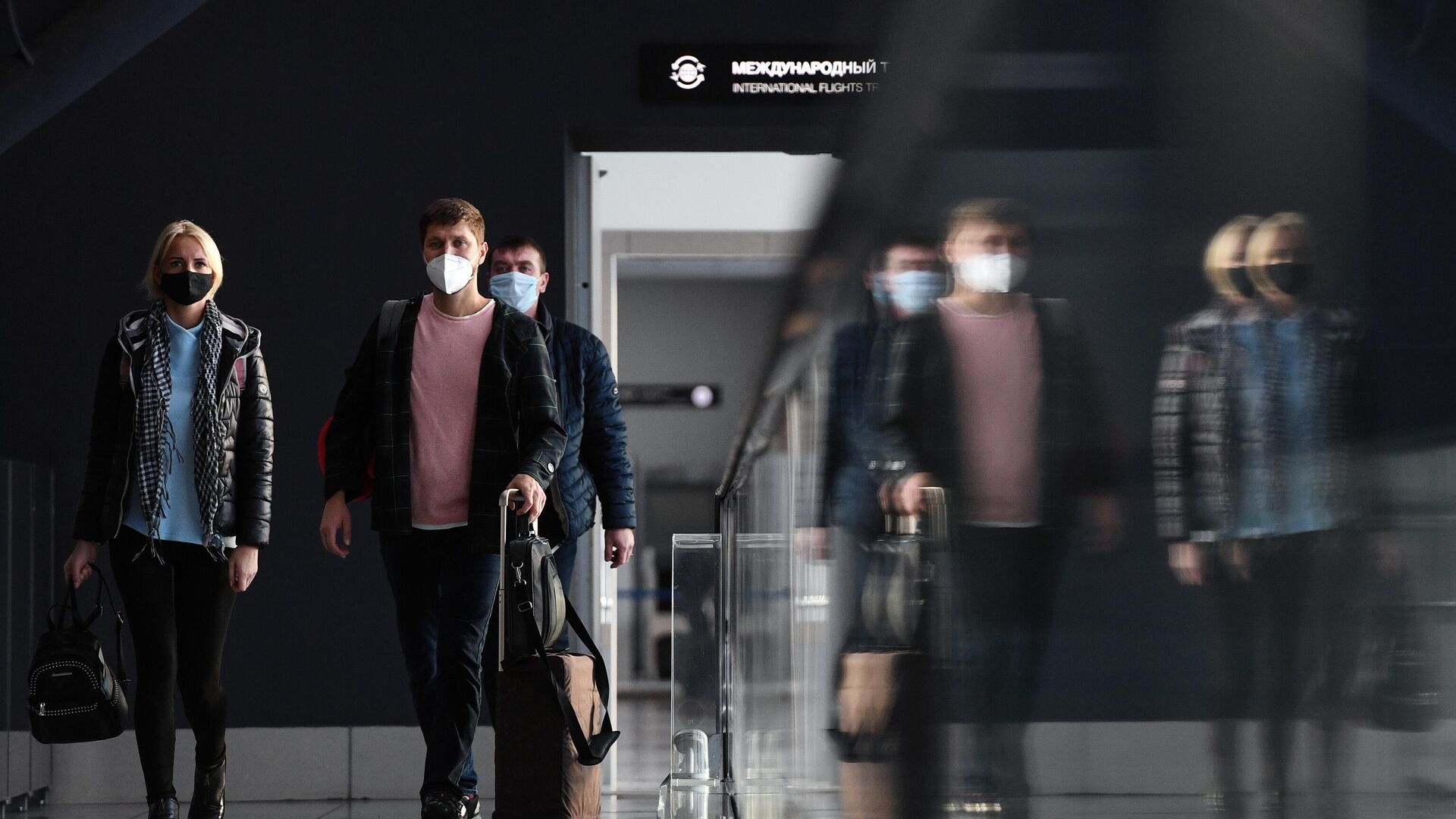 Пассажиры в защитных масках в международном аэропорту Толмачёво в Новосибирске - РИА Новости, 1920, 16.11.2020
