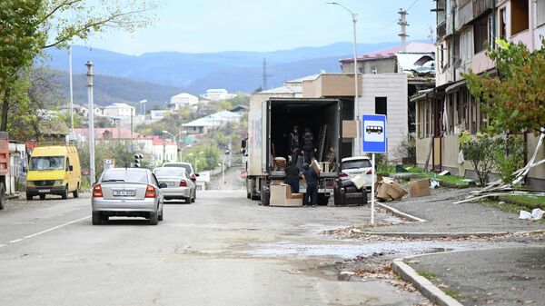 Мужчины загружают мебель в грузовик в Степанакерте