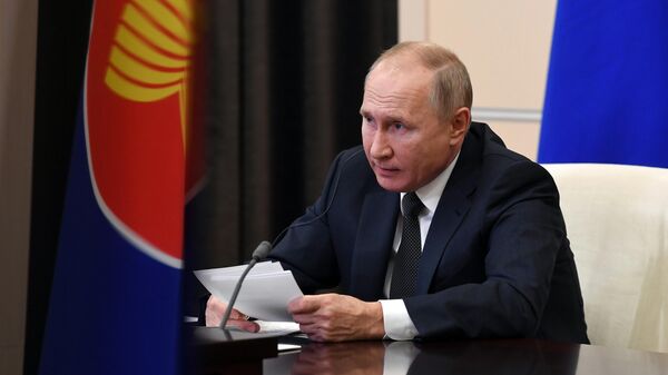 Президент РФ Владимир Путин принимает участие в 15-м Восточноазиатском саммите в режиме видеоконференции