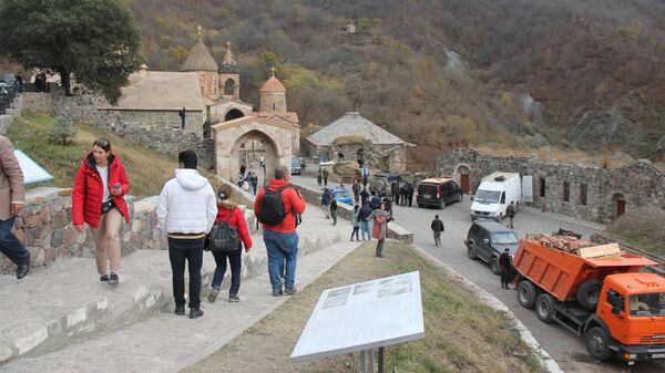 Армяне прощаются с монастырем Дадиванк в Кельбаджарском районе Нагорного Карабаха