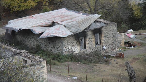 Дома, сожженные жителями Кельбаджарского района Нагорного Карабаха перед эвакуацией