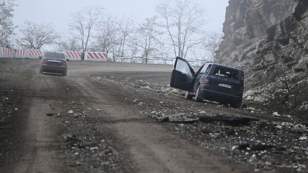 Автомобиль, поврежденный в результате обстрелов, на обочине дороги в Нагорном Карабахе
